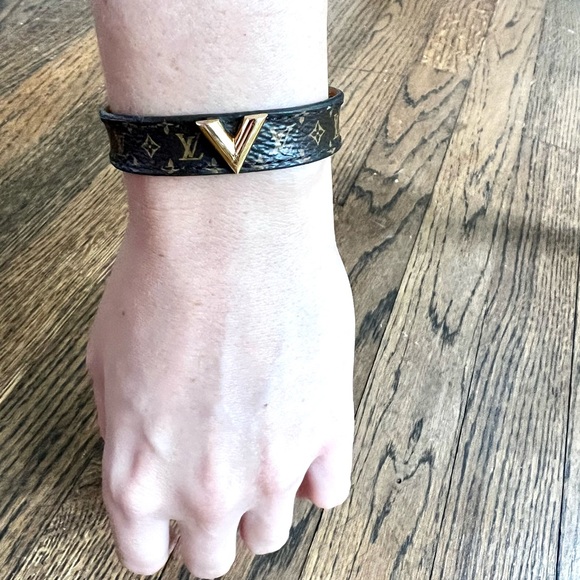 Louis Vuitton Essential V Bracelet - Picture 10 of 11